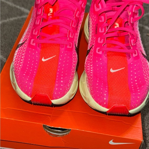 Nike Women's Bright Pink Athletic Shoes - Picture 4 of 8